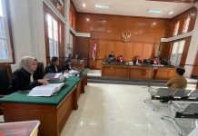 Pemilik 176 ribu Batang Rokok Ilegal Divonis 1 Tahun, Denda 4 Bulan FOTO: Suasana sidang di Pengadilan Negeri Kelas IA Khusus Makassar telah menjatuhkan vonis pemidanaan kepada Terdakwa Ukkas pemilik 176.000 Batang Rokok yang tidak dilekati Pita Cukai (13/11/2023).