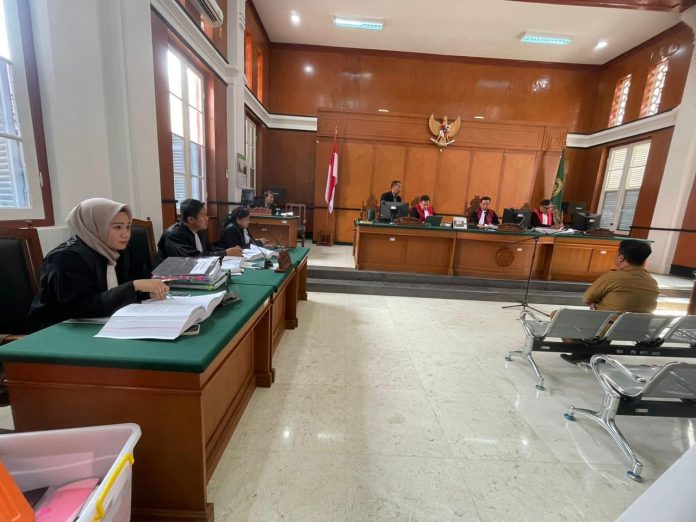 FOTO: Suasana sidang di Pengadilan Negeri Kelas IA Khusus Makassar telah menjatuhkan vonis pemidanaan kepada Terdakwa Ukkas pemilik 176.000 Batang Rokok yang tidak dilekati Pita Cukai (13/11/2023).