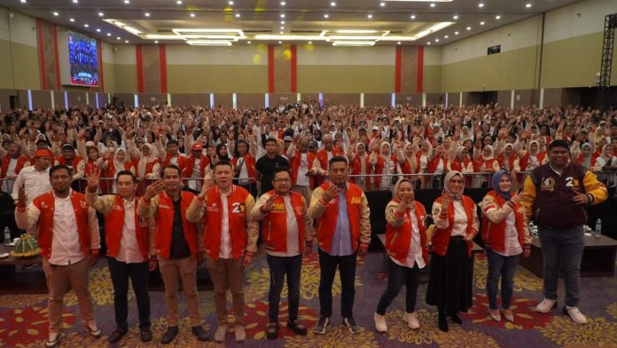 FOTO: Harmansyah saat berada ditengah para relawan partai Gerindra di hotel Claro Makassar. Rabu malam (15/11)