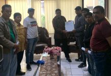 Kisruh Pasar Butung Tak Berujung, Aliansi Mahasiswa dan Pedagang Datangi PN Makassar FOTO: Aliansi Mahasiswa Pemuda dan Masyarakat pedagang Pasar Butung, saat diterima oleh pihak Pengadilan Negeri (PN) Klas IA Makassar, Kamis, (16/11).