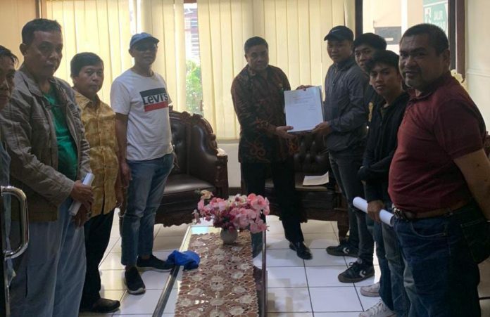 FOTO: Aliansi Mahasiswa Pemuda dan Masyarakat pedagang Pasar Butung, saat diterima oleh pihak Pengadilan Negeri (PN) Klas IA Makassar, Kamis, (16/11).