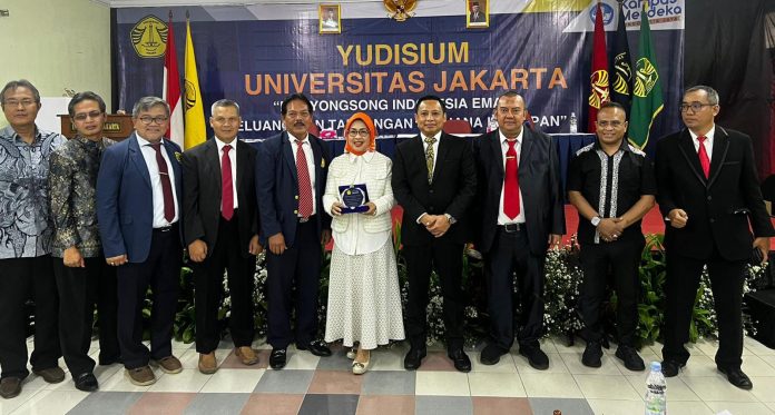 FOTO: Wakil Rektor IV Universitas Jakarta, Dr. Andi Muh. Yuslim Patawari, S.STPi., MP. usai menghadiri yudisium Mahasiswa pada hari sabtu 18 November 2023 di ruang Seminar UNIJA.