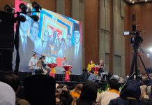 Sepanggung dengan Ganjar, Rocky Gerung Sebut Dia Telah Dijadikan Tersangka oleh PDIP FOTO: Rocky Gerung saat sepanggung dengan Capres Nomor 3 Ganjar Pranowo di forum diskusi digelar oleh IKA UNM di Hotel Four Points by Sheraton, Makassar. Sabtu (28/11/2023)