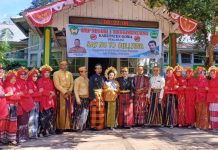 Putri Pariwisata Cilik, Andi Alya Tampil Wakili SMP Negeri 1 Tinggi Moncong di HUT Ke 703 Kabupaten Gowa FOTO: Tengah Andi Alya Mukhbita Aldin, Putri Pariwisata Cilik Sulsel bersama Kepala SMP Negeri 1 Tinggi Moncong, dan Para guru di HUT Ke 307 Kabupaten Gowa