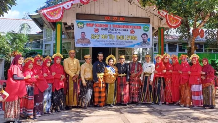 IMG-20231118-WA0220 FOTO: Tengah Andi Alya Mukhbita Aldin, Putri Pariwisata Cilik Sulsel bersama Kepala SMP Negeri 1 Tinggi Moncong, dan Para guru di HUT Ke 307 Kabupaten Gowa