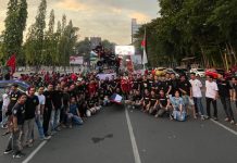 Peduli Palestina, Pencinta otomotif Makassar Berhasil Kumpulkan Donasi Rp9.8 Juta FOTO: Pecinta otomotif di kota makassar, saat menggelar aksi peduli palestina di di ruas jalan Jenderal Ahmad Yani, (Monumen Mandala) Makassar. Sabtu petang, (18/11/2023).