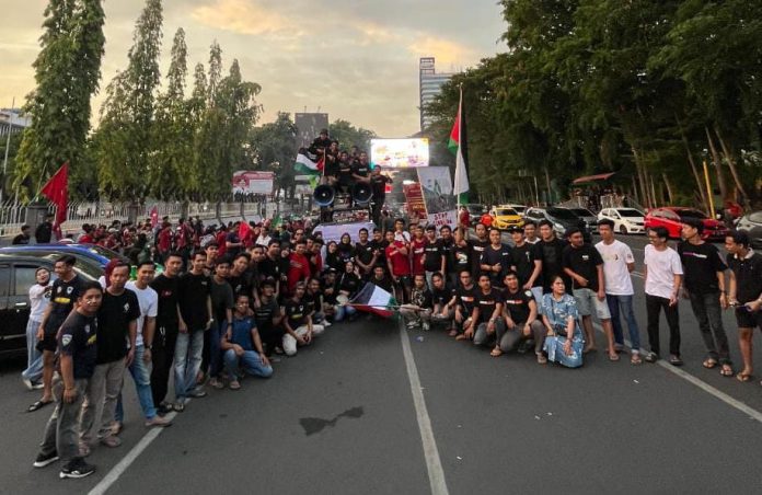 FOTO: Pecinta otomotif di kota makassar, saat menggelar aksi peduli palestina di di ruas jalan Jenderal Ahmad Yani, (Monumen Mandala) Makassar. Sabtu petang, (18/11/2023).