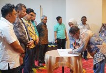 Bupati, Forkopimda hingga Camat Teken Pakta Integritas Pengendalian Inflasi Bulukumba FOTO: Bupati Andi Muchtar Ali Yusuf menyaksikan penandatanganan Pakta Integritas Pengendalian Inflasi Bulukumba dalam kegiatan Rapat Koordinasi High Level Meeting & Capacity Building Tim Pengendalian Inflasi Daerah (TPID) di Aula Hotel Swiss-Belcourt, Bawakaraeng, Kota Makassar, Jumat malam, 17 November 2023.
