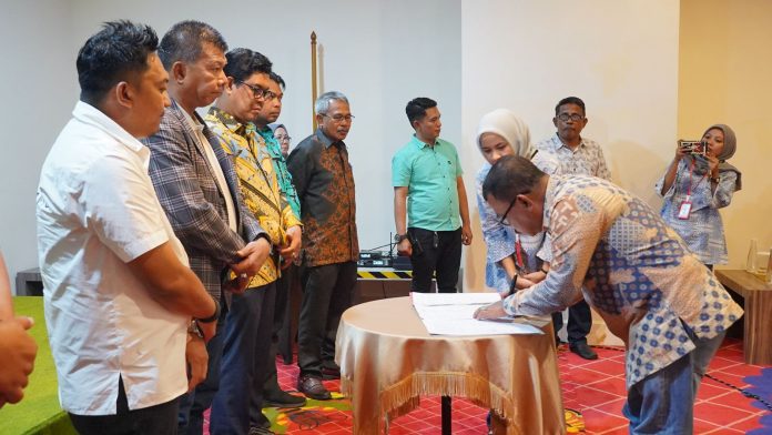 FOTO: Bupati Andi Muchtar Ali Yusuf menyaksikan penandatanganan Pakta Integritas Pengendalian Inflasi Bulukumba dalam kegiatan Rapat Koordinasi High Level Meeting & Capacity Building Tim Pengendalian Inflasi Daerah (TPID) di Aula Hotel Swiss-Belcourt, Bawakaraeng, Kota Makassar, Jumat malam, 17 November 2023.