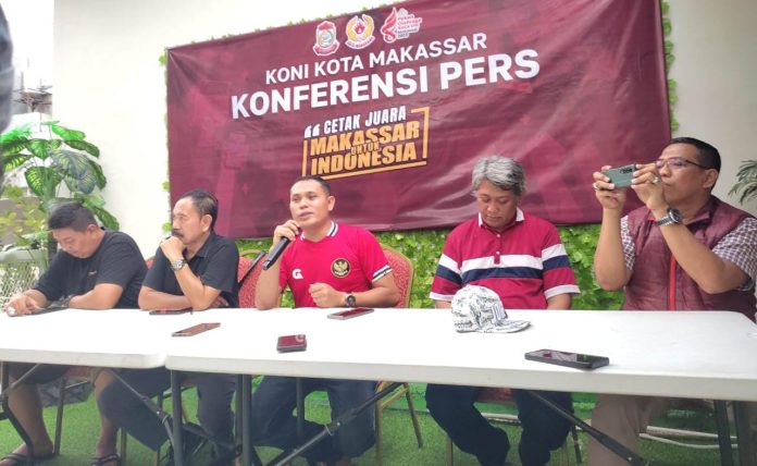 FOTO: Ahmad Susanto (Tengah) bersama sejumlah pengurus KONI kota Makassar saat menggelar keterangan persnya. Ahad (19/11/2023)