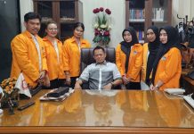 Kantor Pengacara Aldin Bulen & Partners Wujudkan Kerjasama antara KAI dan FISH UNM FOTO: Drs H. Aldin Bulen, SH,.MH saat menerima 6 mahasiswa yang berasal dari Fakultas Ilmu Sosial dan Hukum (FISH), Universitas Negeri Makassar (UNM). Di kantor pengacara Aldin Bulen & Partners. Senin (20/11/2023).