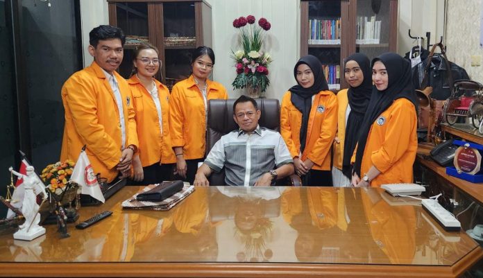 FOTO: Drs H. Aldin Bulen, SH,.MH saat menerima 6 mahasiswa yang berasal dari Fakultas Ilmu Sosial dan Hukum (FISH), Universitas Negeri Makassar (UNM). Di kantor pengacara Aldin Bulen & Partners. Senin (20/11/2023).