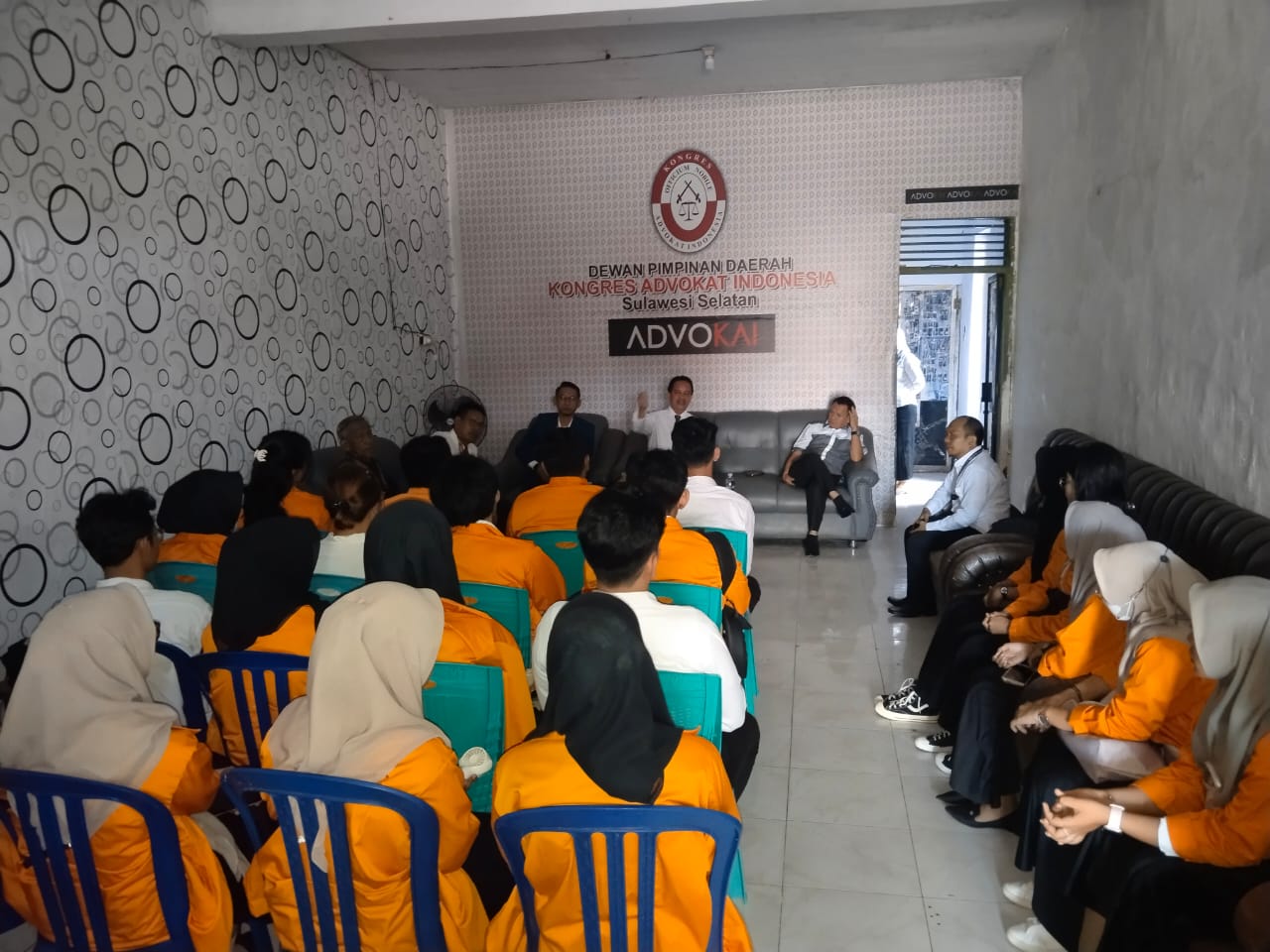 FOTO: DPD KAI Sulawesi Selatan saat menerima 30 mahasiswa dari Fakultas Ilmu Sosial dan Hukum, Universitas Negeri Makassar untuk ditempatkan dibeberapa kantor pengacara di Makassar. Senin (20/11/2023).