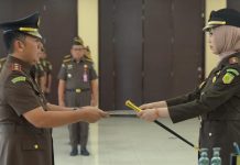 Kejati Sulsel Lantik, Wahida Rifal Jadi Kepala Kejaksaan Negeri Pangkep FOTO: Kepala Kejaksaan Tinggi (Kejati) Sulawesi Selatan, Leonard Eben Ezer Simanjuntak, melantik Wahida Rifal, SH., MH sebagai Kejari Pangkep bertempat di Aula Kejati Sulsel. Senin (19/11/2023)