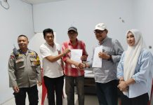 Bhabinkamtibmas Bungaejayya Mediasi Warga yang Bertikai FOTO: Bhabinkamtibmas Kelurahan Bungaejayya Kecamatan Bontoala, Aipda Dhayat berhasil melakukan mediasi 2 orang warganya lewat konseling di Polsek Bontoala, Selasa (21/11).