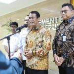 Kementan Optimasi Lahan Rawa dan Lahan Non Irigasi, Tingkatkan Produksi Padi dan Jagung FOTO: Menteri Pertanian, Andi Amran Sulaiman usai menghadiri kegiatan koordinasi dan workshop Upaya Khusus Peningkatan Indeks Pertanaman dan Produktivitas Tanaman Padi dan Jagung di Rawa dan Lahan Non irigasi di Kantor Pusat Kementan. Selasa (21/11/22023)