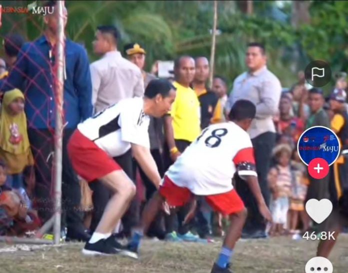 Foto tangkap layar Presiden Jokowi sedang bermain sepakbola di di lapangan Sorido, Biak. Rabu (22/11/2023).