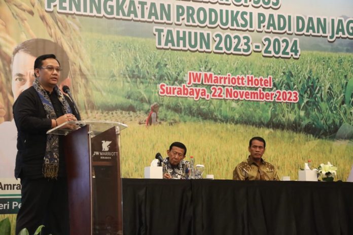 FOTO: Anggota Ombudsman RI, Yeka Hendra Fatika saat hadir di Rapat Koordinasi Upaya Khusus (Upsus) Peningkatan Produksi Padi dan Jagung 2023-2024 di Surabaya, Rabu malam (22/11/2023).