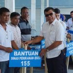 Lagi, Bupati Andi Utta Serahkan 123 Rumpon ke 21 Kelompok Nelayan FOTO: Bupati Bulukumba Andi Muchtar Ali Yusuf menyerahkan bantuan rumpon atau rumah ikan kepada kelompok nelayan di tujuh Kecamatan. Penyerahan rumpon dipusatkan di Tempat Pelelangan Ikan (TPI) Bentengnge, Kecamatan Ujung Bulu, Bulukumba, Rabu, 22 November 2023.