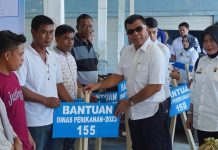 Lagi, Bupati Andi Utta Serahkan 123 Rumpon ke 21 Kelompok Nelayan FOTO: Bupati Bulukumba Andi Muchtar Ali Yusuf menyerahkan bantuan rumpon atau rumah ikan kepada kelompok nelayan di tujuh Kecamatan. Penyerahan rumpon dipusatkan di Tempat Pelelangan Ikan (TPI) Bentengnge, Kecamatan Ujung Bulu, Bulukumba, Rabu, 22 November 2023.