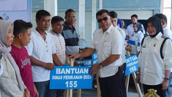 FOTO: Bupati Bulukumba Andi Muchtar Ali Yusuf menyerahkan bantuan rumpon atau rumah ikan kepada kelompok nelayan di tujuh Kecamatan. Penyerahan rumpon dipusatkan di Tempat Pelelangan Ikan (TPI) Bentengnge, Kecamatan Ujung Bulu, Bulukumba, Rabu, 22 November 2023.