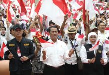Mentan Amran Semangati Penyuluh Pertanian dan Petani Jawa Timur Pacu Produksi Padi dan Jagung FOTO: Menteri Pertanian (Mentan) Andi Amran Sulaiman dan Gubernur Jawa Timur, Khofifah Indar Parawansa, pada kegiatan Pembinaan Penyuluh Pertanian tersebut di Graha Sandiya Semen Gresik Tuban, Kamis (22/11).