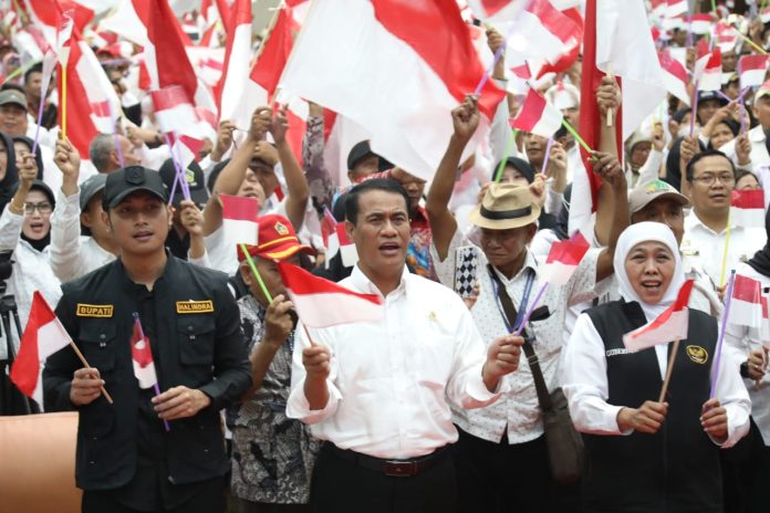 FOTO: Menteri Pertanian (Mentan) Andi Amran Sulaiman dan Gubernur Jawa Timur, Khofifah Indar Parawansa, pada kegiatan Pembinaan Penyuluh Pertanian tersebut di Graha Sandiya Semen Gresik Tuban, Kamis (22/11).