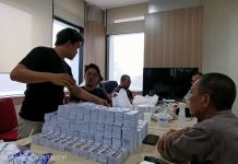 AAS Community Kota Makassar, Turunkan 10000 Milenial saat Jalan Sehat Satu Putaran FOTO: AAS Community Kota Makassar saat mempersiapkan kupon bagi anggotanya.