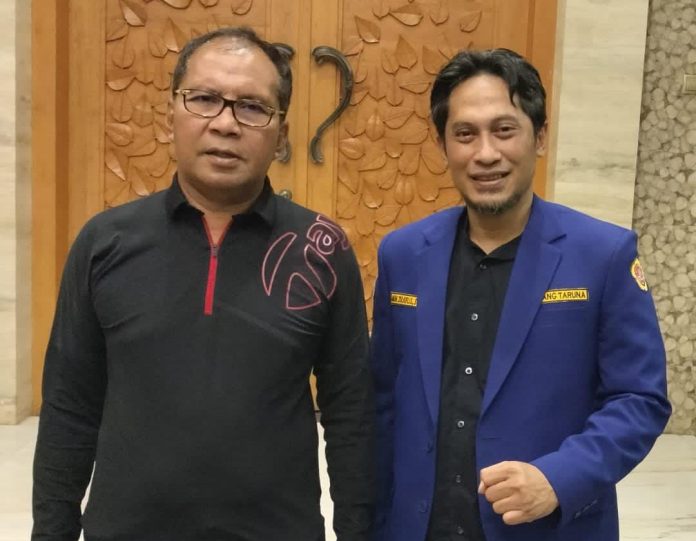 FOTO: Kanan Ketua Karang Taruna Kota Makassar Muhammad Zulkifli saat menemui Wali kota Makassar Moh Ramadhan Pomanto untuk persiapan bulan bakti karang taruna beberapa waktu lalu.