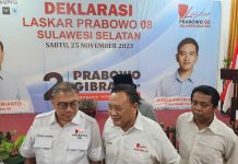 Deklarasi Laskar Prabowo 08, Daeng Punna: Target Pemenangan 60 Persen di Sulsel FOTO: Kiri Ketua Dewan Pengurus Pusat (DPP) Laskar Prabowo 08, Haposan P Batubara, Ketua DPD Laskar Prabowo 08 Sulsel Daeng Punna dan Tokoh Muda kota Makassar Taqwa Bahar di Balai Mutiara, Rappocini, Kota Makassar. Sabtu (25/11/2023).