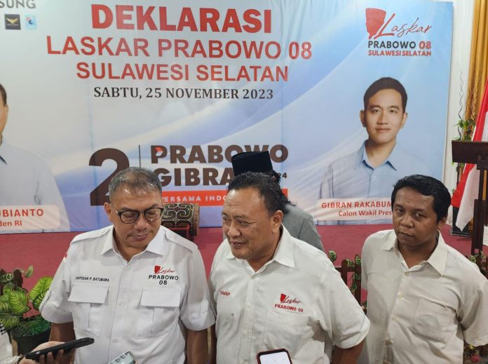 IMG-20231125-WA0171 FOTO: Kiri Ketua Dewan Pengurus Pusat (DPP) Laskar Prabowo 08, Haposan P Batubara, Ketua DPD Laskar Prabowo 08 Sulsel Daeng Punna dan Tokoh Muda kota Makassar Taqwa Bahar di Balai Mutiara, Rappocini, Kota Makassar. Sabtu (25/11/2023).