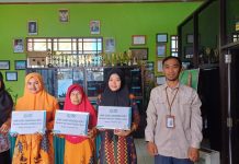 Mengabdi Cerdaskan Anak Bangsa, Guru di Kabupaten Bulukumba Tempuh Jarak 70 Km Pergi-Pulang FOTO: Syahyuni Syahir kepala SMP Negeri Satap 13 Kahayya, Kecamatan Kindang, Bulukumba, Sulawesi Selatan bersama para guru honorer yang telah lama mengabdi saat menerima bantuan dari YBN PLN pusat di hari guru.