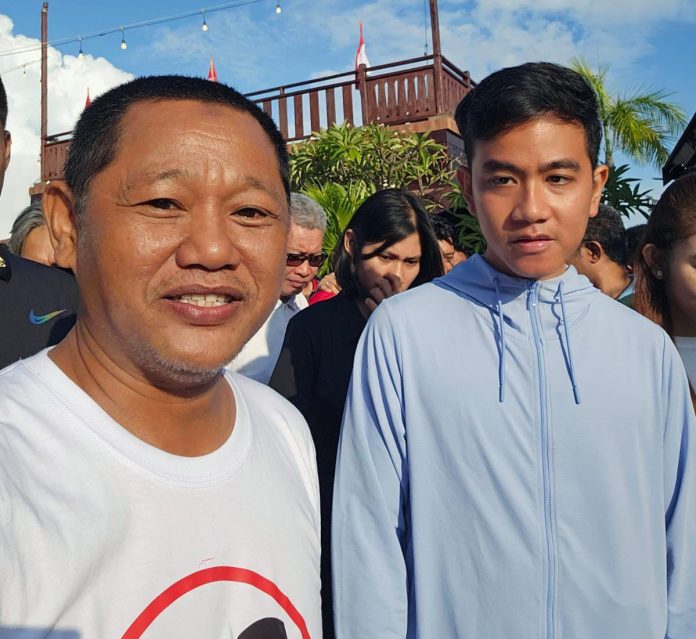 FOTO: Kiri Ketua Relawan PAS-GIBRAN Sulawesi Selatan, Kahar Gani (KG) dan Calo Wakil Presiden Nomor urut 2, Gibran Rakabuming Raka saat digelar Jalan Sehat Satu Putaran di Makassar. Selasa (25/11/2023)