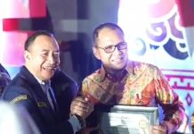 Beri Perhatian ke Karang Taruna, Wali kota Makassar Terima Penghargaan Satya Lencana Adithya Karya Mahatva Yodha FOTO: Wali kota Makassar saat menerima penghargaan dari Pimpinan Nasional Karang Taruna Didik Mukrianto di anjungan pantai losari, Kota Makassar, Sulawesi Selatan. Sabtu malam (25/11/2023).