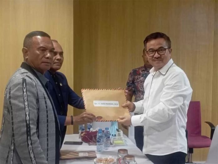 FOTO: Kanan, Drs. H. Jufry Rahman, M.Si, saat mendaftarkan diri sebagai calon Penjabat (Pj) Gubernur Maluku dihadapan di ruang Merindu Kantor DPRD Maluku. Jumat (24/11)