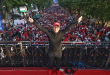 DP Pasang Badan, Lautan Manusia Bersama Ganjar di Jalan Sehat Perjuangan, Warga: Lewat Gibran dan AAS Building FOTO: Moh Ramadhan Pomanto atau 'Danny Pomanto' Wali kota Makassar saat menghadiri jalan sehat perjuangan. Minggu (26/11/2023).