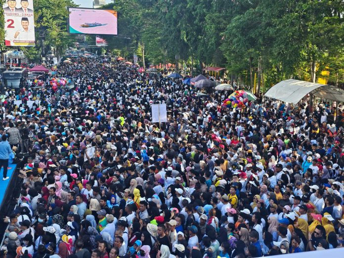 FOTO: Gerak jalan sehat hadirkan Capres-Cawapres pada Sabtu dan Minggu (25-26/11/2023) di kota Makassar.