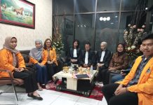 Mahasiswa FISH UNM Ikuti Praktek Sidang Secara Virtual di Kantor Pengacara Aldin Bulen & Partners FOTO: Gunakan baju toga tengah Kiri Aldin Bulen, Siti Ainun Zalsa dan Kanan Pirka Wahyunita mahasiswa Fakultas Ilmu Sosial dan Hukum (FISH), Universitas Negeri Makassar (UNM) yang mengikuti Kuliah Kerja Nyata Tematik (KKNT) di kantor pengacara pengacara Aldin Bulen & Partners, Kompleks Pettarani Indah, Makassar. Senin (27/11/2023).