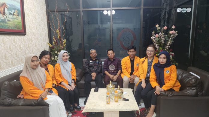 FOTO: Asisten I Bidang Pemerintahan Sekprov Sulsel, Drs. H.Muh. Rasyid saat berkunjung ke kantor Pengacara Aldin Bulen & Partners di Kompleks Pettarani Indah, Makassar. Senin (27/11/2023).