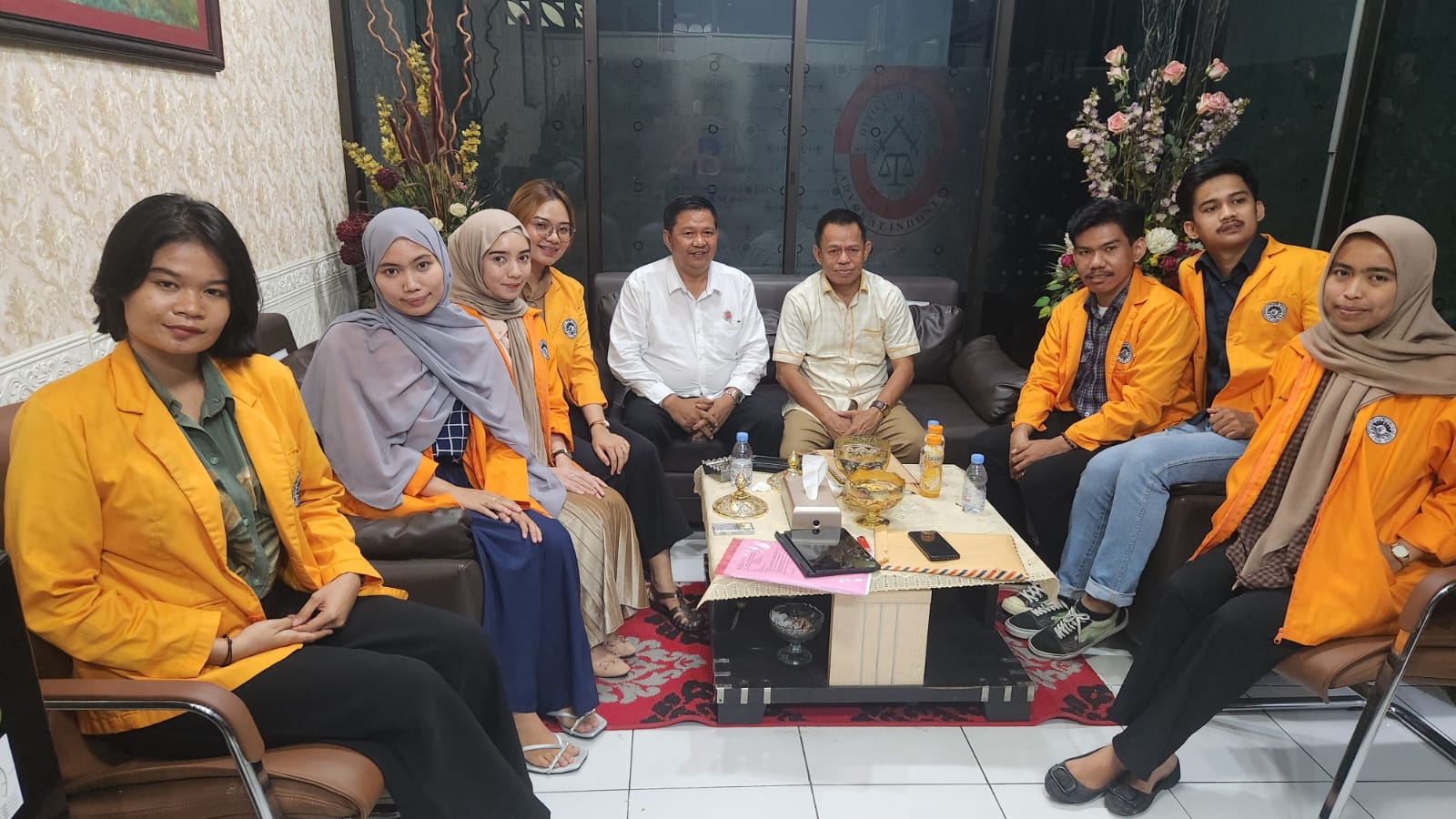 FOTO: Ketua DPD REI Sulsel, Ir.Mahmud Lambang, MT. saat berkunjung ke kantor Pengacara Aldin Bulen & Partners di Kompleks Pettarani Indah, Makassar. Senin (27/11/2023).