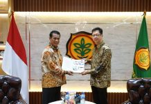 Mentan Amran: Indonesia-Thailand Siap Perkuat Ketahanan Pangan Optimasi Rawa FOTO: Mentan Andi Amran Sulaiman melakukan pertemuan bilateral dengan Duta Besar Thailand, Prapan Disyatat di Kantor Kementan, Jakarta Selatan, Selasa, 28 November 2023.