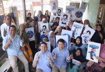 Hari Pertama Kampanye, Tim Pasangan Nomor Urut 2 Prabowo-Gibran Tancap Gas di Makassar FOTO: Ketua DPC Partai Gerindra Makassar, Eric Horas bersama pengurus lainnya turun langsung membagikan makanan, susu dan bahan pokok di Kelurahan Tamamaung, Kecamatan Panakkukang, Selasa (28/11/2023).