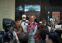 Rugikan Negara Rp 30 Miliar Lebih, Kejati Sulsel Tetapkan Tersangka Baru di PT. Surveyor Indonesia FOTO: JH tersangka baru kasus dugaan korupsi di PT. Surveyor Indonesia saat digiring ke mobil tahanan Kejaksaan Tinggi Sulsel. Selasa malam (28/11/2023)