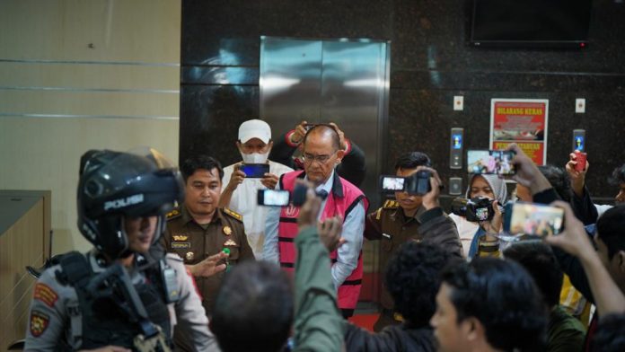 FOTO: JH tersangka baru kasus dugaan korupsi di PT. Surveyor Indonesia saat digiring ke mobil tahanan Kejaksaan Tinggi Sulsel. Selasa malam (28/11/2023)