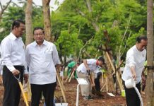 Andi Amran Sulaiman Jadi Menteri LHK Ad-Interim FOTO: Kiri Andi Amran Sulaiman Menteri Lingkungan Hidup dan Kehutanan (LHK) Ad-Interim bersama Sekretaris Kabinet (Seskab) Pramono Anung saat mendampingi Presiden Jokowi di Gerakan Tanam Pohon Bersama di Hutan JIEP Kawasan Industri Pulo Gadung, Jakarta Timur, Rabu (29/11).