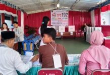 Jelang Pemilu dan Pilkada 2024, ini Besaran Honor KPPS, PPS dan PPK FOTO: Petugas penyelenggara pemungutan suara saat digelar pemilih umum. (Dok.KPU)