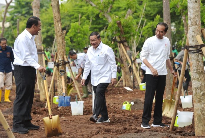 FOTO: Kanan Presiden Jokowi dan Kiri Menteri Pertanian Andi Amran Sulaiman yang juga sebagai Menteri Lingkungan Hidup dan Kehutanan (LHK) Ad-Interim bersama Sekretaris Kabinet (Seskab) Pramono Anung saat menghadiri acara Gerakan Tanam Pohon Bersama di Hutan JIEP Kawasan Industri Pulo Gadung, Jakarta Timur, Rabu (29/11).