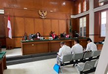 Sidang Tuntutan Kasus Korupsi PDAM Makassar 2018-2019 Kembali Ditunda FOTO: Dihadapan majelis hakim, JPU mendudukkan tiga orang Terdakwa diantaranya Hamzah Ahmad Direktur PDAM (2018-2019), Asdar Ali, SH. Direktur Keuangan PDAM Makassar (2019-2020) dan Tiro Paranoa, Plt. Direktur Keuangan PDAM Makassar Tahun (2018-2019).