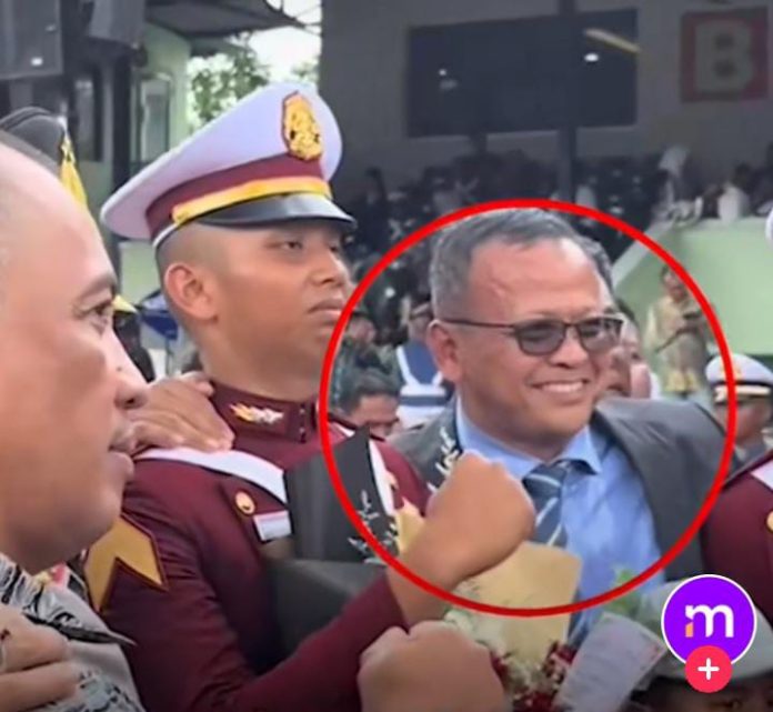 Foto tangkap layar dari video viral mantan Menteri Kelautan dan Perikanan (KKP) Edhy Prabowo bersama Putra Ferdy Sambo, Tribatra Putra Sambo usai digelar Wisuda Taruna Akademi Kepolisian (Akpol) di Lapangan Sapta Marga, Kompleks Akademi Militer (Akmil), Magelang, Jawa Tengah, Selasa (28/11/2023).