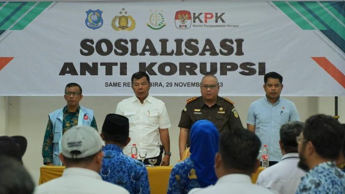 FOTO: Bupati Bulukumba Andi Muchtar Ali Yusuf sekaligus memberikan ceramah umum. Narasumber sosialisasi yaitu Kajari Bulukumba Cahyadi Sabri, Kapolres Bulukumba diwakili Kasat Reskrim AKP Abustam dan penyuluh anti korupsi KPK Budiman.